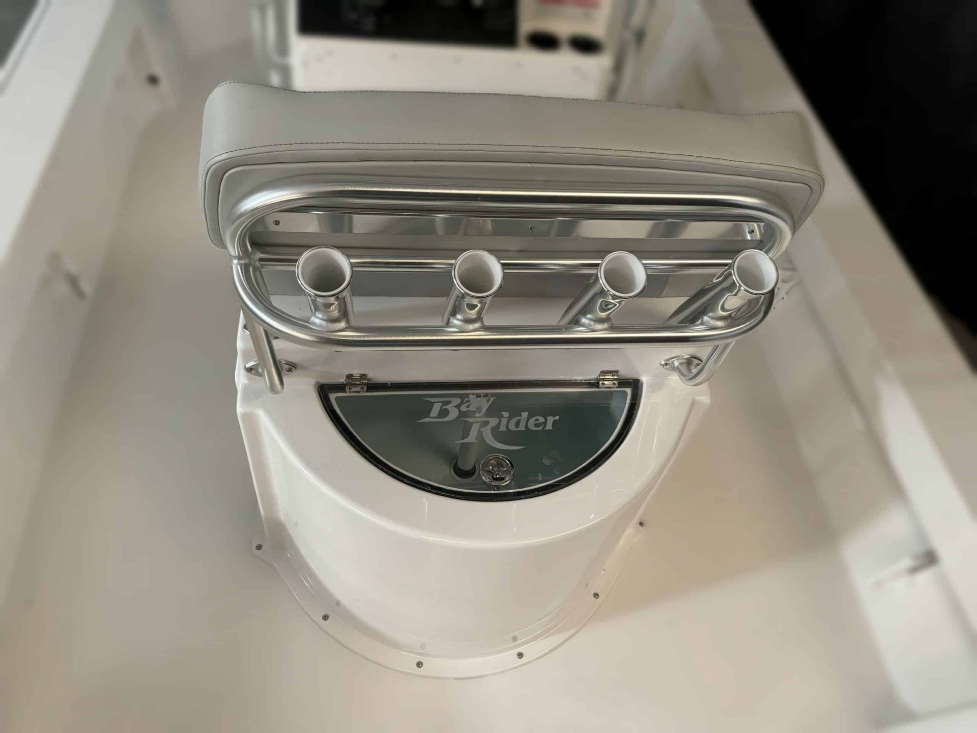 239 Bay Livewell and Rod Holders